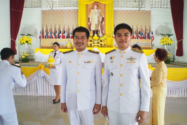 พิธีวางพานพุ่มดอกไม้พิธีถวายบังคมสักการะ และพิธีทำบุญตักบาตรถวายพระราชกุศล 🕯เนื่องในวันคล้าย