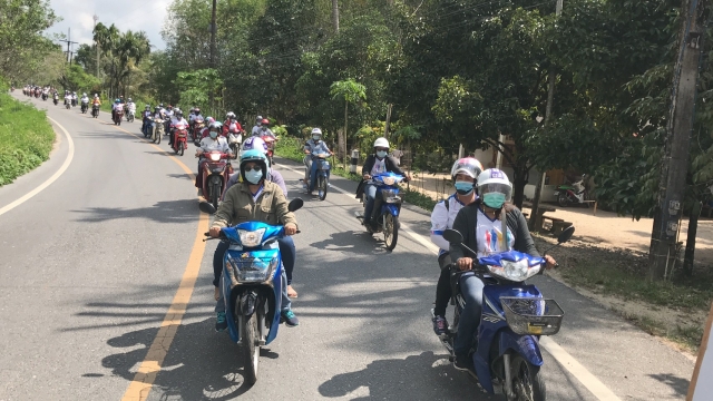 กิจกรรมรณรงค์สวมหมวกกันน็อค 100% "สงกรานต์สุขใจ ขับขี่ปลอดภัย ห่างไกลโควิด"