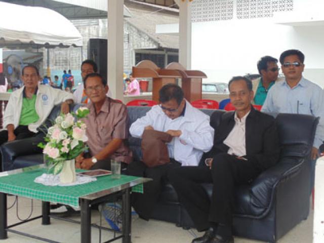 ร่วมมอบเหรียญงานกรีฑา กีฬานักเรียน นักศึกษา ประชาชนอำเภอท่าศาลา ประจำปี 2557